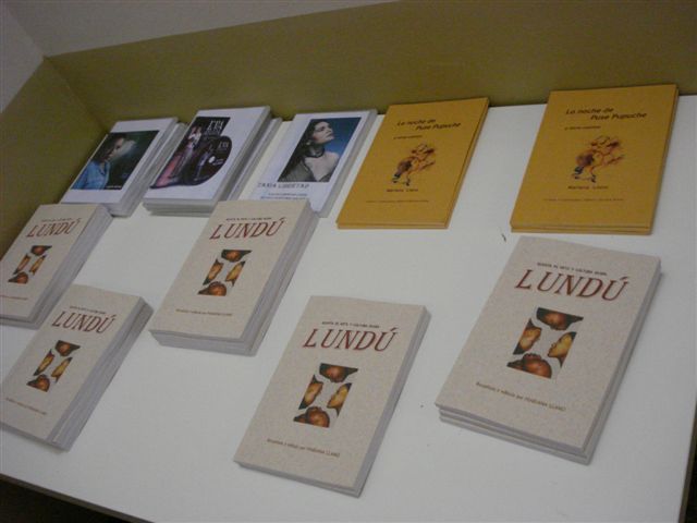 Mueble expositor con la revista LUNDÚ y otras obras Mueble expositor con la revista LUNDÚ y otras obras